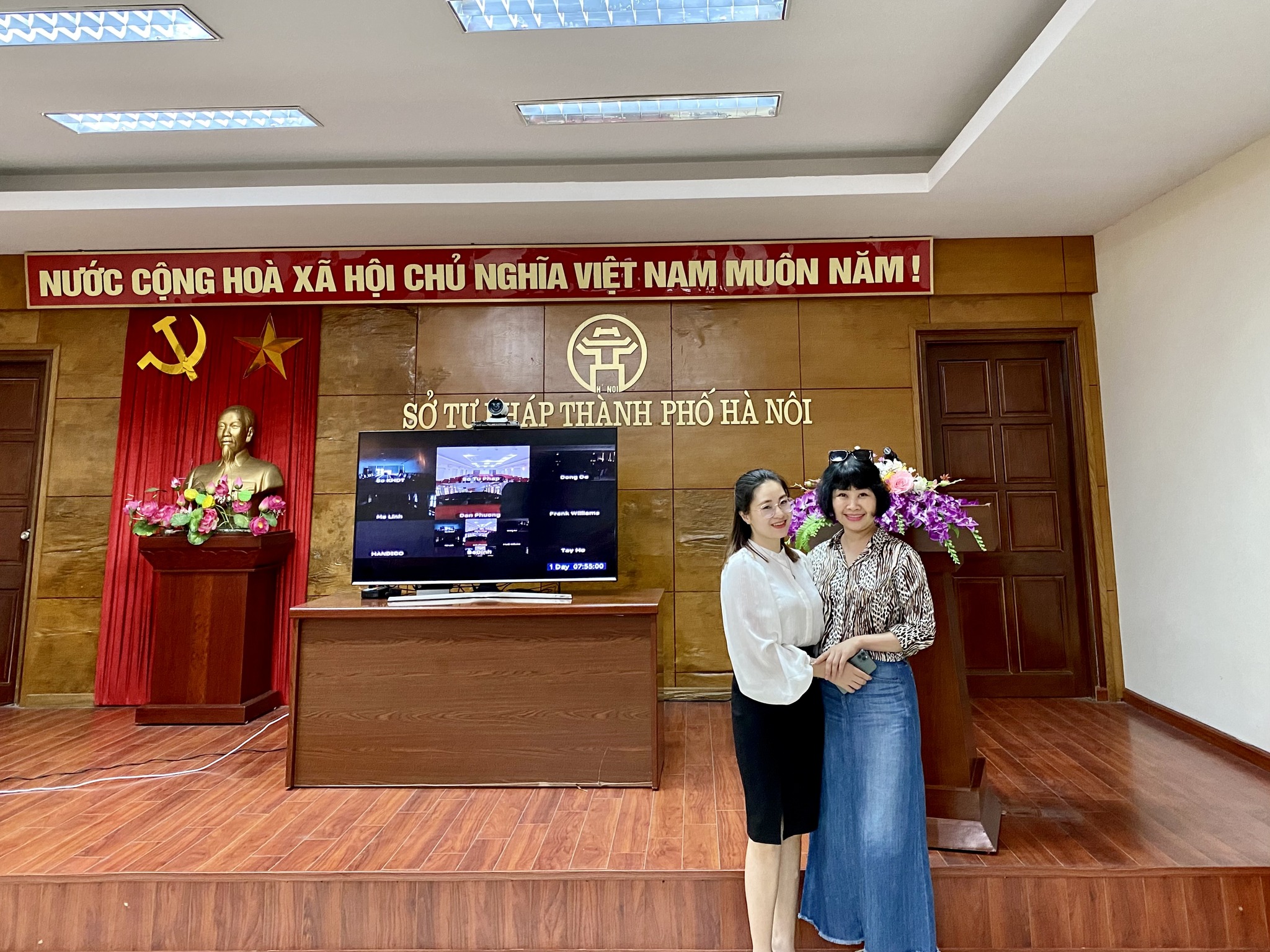 Chị Thu Hoài - Đấu giá viên của Đấu Giá Trường Sơn và chị Ngọc Nguyễn - CEO JAMstack Vietnam