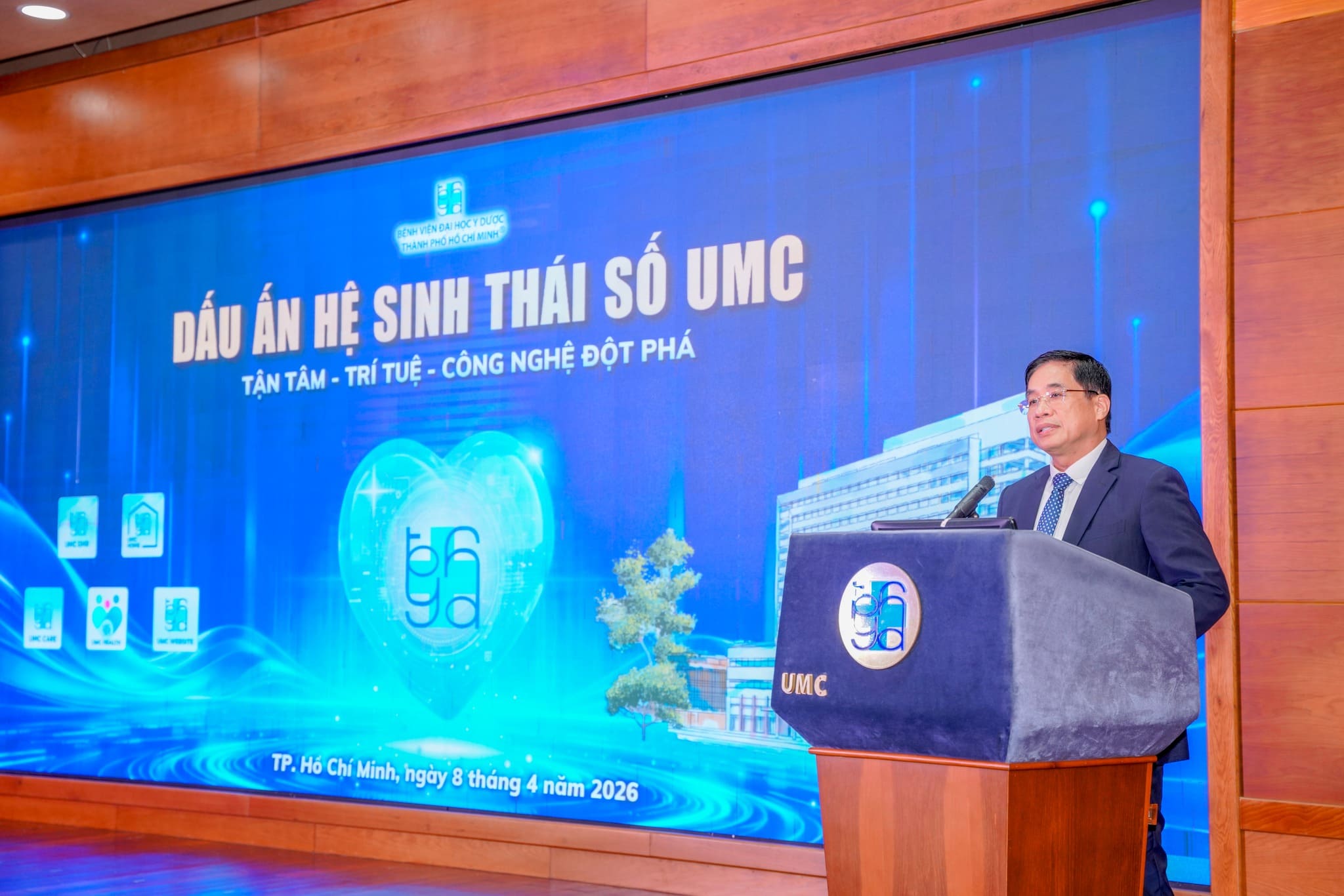 Gi&aacute;m đốc Bệnh viện - PGS TS BS Nguyễn Ho&agrave;ng Bắc định hướng thư viện truyền th&ocirc;ng sức khỏe UMC l&agrave; một di sản tri thức số chuẩn mực.